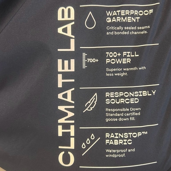 Aritzia Men's Deep Blue Puffer Jacket - Picture 3 of 4